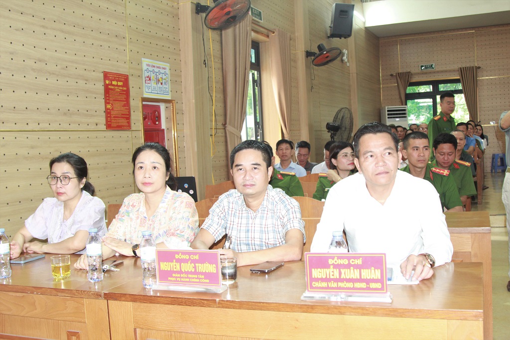 Đại biểu dự buổi lễ    