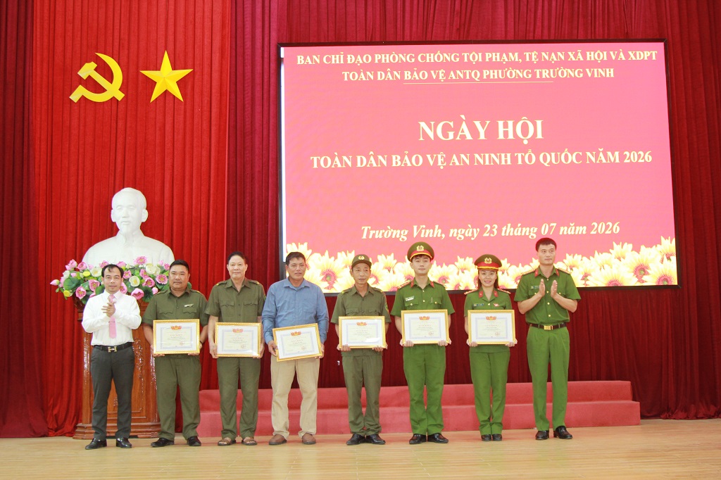 Trao khen thưởng cho tập thể, cá nhân có thành tích trong phong trào Toàn dân bảo vệ ANTQ 
