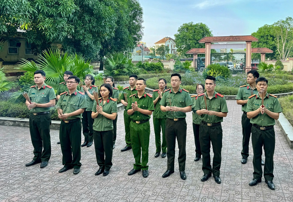 Công an phường Thành Vinh dâng hoa, dâng hương tưởng niệm Anh hùng Liệt sĩ