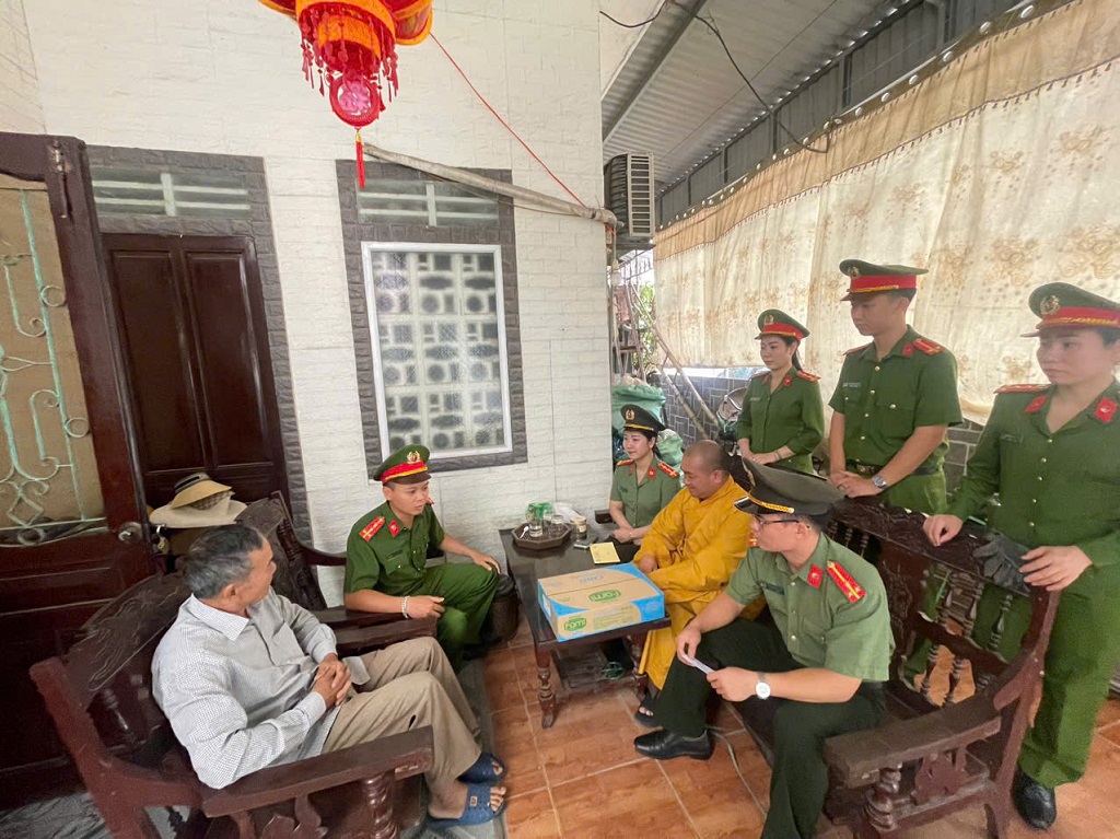 Thăm hỏi và trao 02 suất quà tặng gia đình chính sách, người có công với cách mạng.