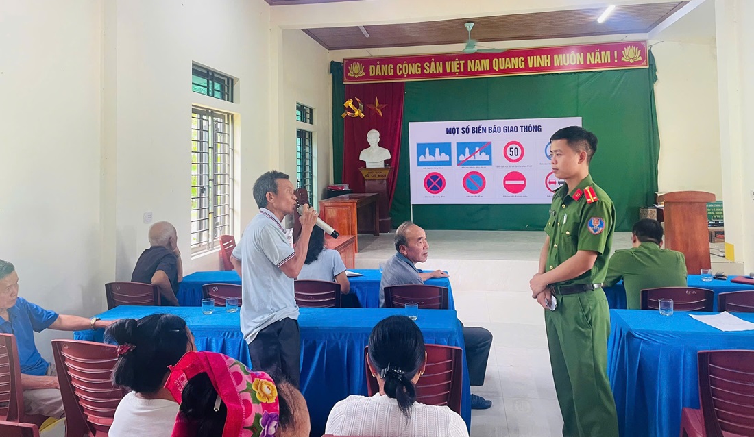 Công an xã Châu Tiến tuyên truyền pháp luật về trật tự, an toàn giao thông