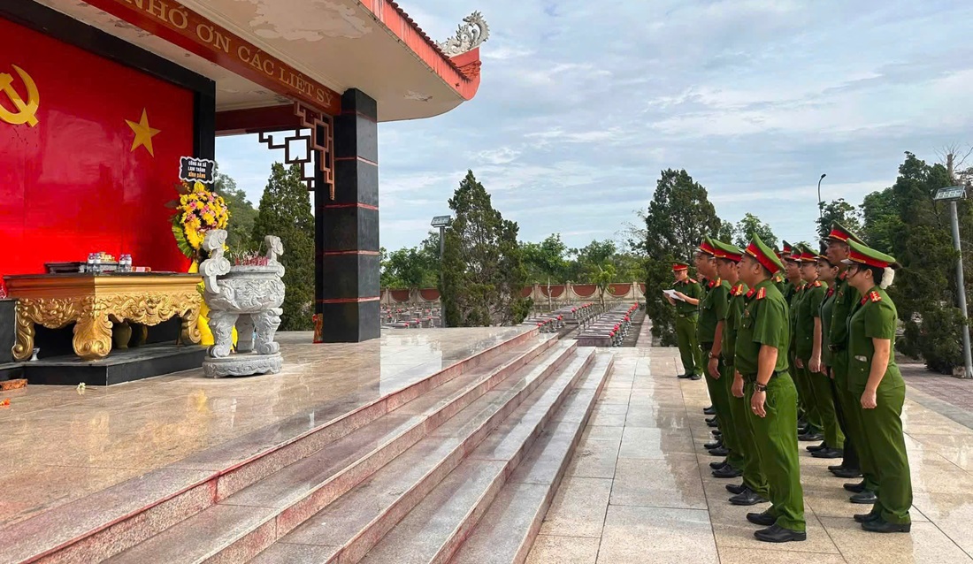 Công an xã Lam Thành dâng hương tưởng niệm các anh hùng liệt sĩ