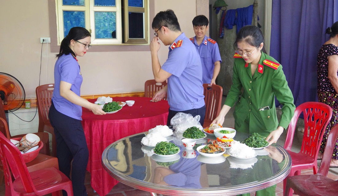 Công an xã Hưng Nguyên Nam và Viện Kiểm sát nhân dân khu vực 2 tổ chức “Bữa cơm yêu thương” tại gia đình bà Nguyễn Thị Nữ