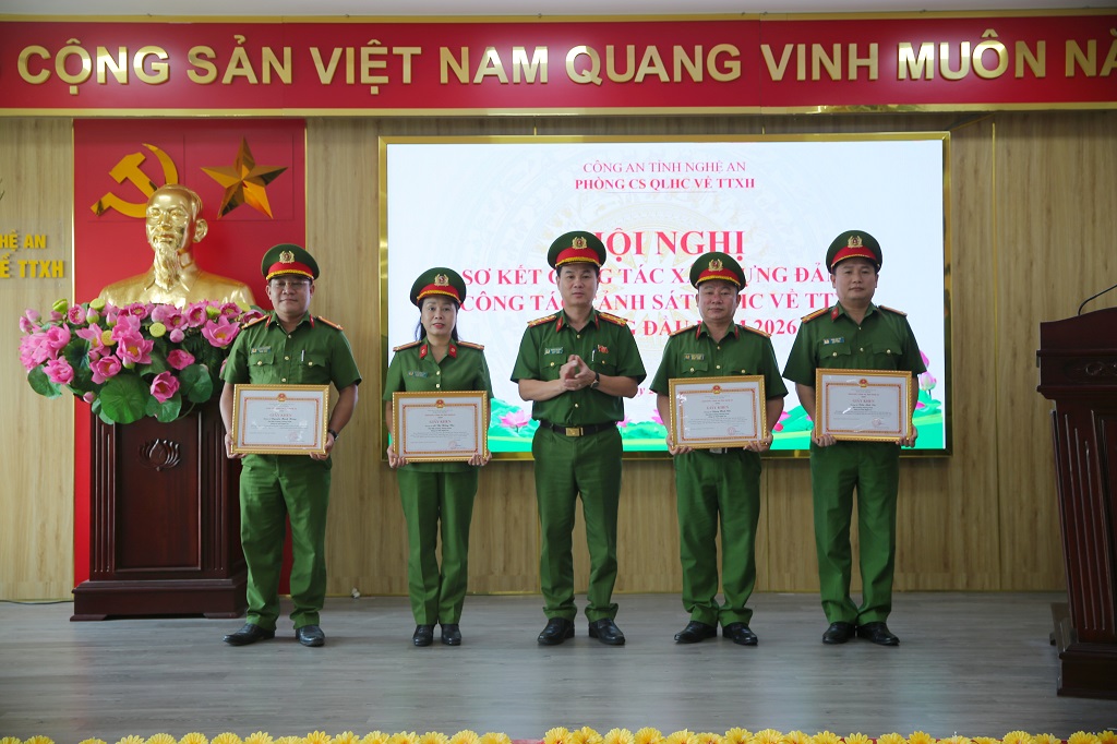Đồng chí Đại tá Nguyễn Văn Hùng, Bí thư Đảng ủy, Trưởng phòng Cảnh sát quản lý hành chính về trật tự xã hội trao thưởng tập thể, cá nhân có thành tích xuất sắc