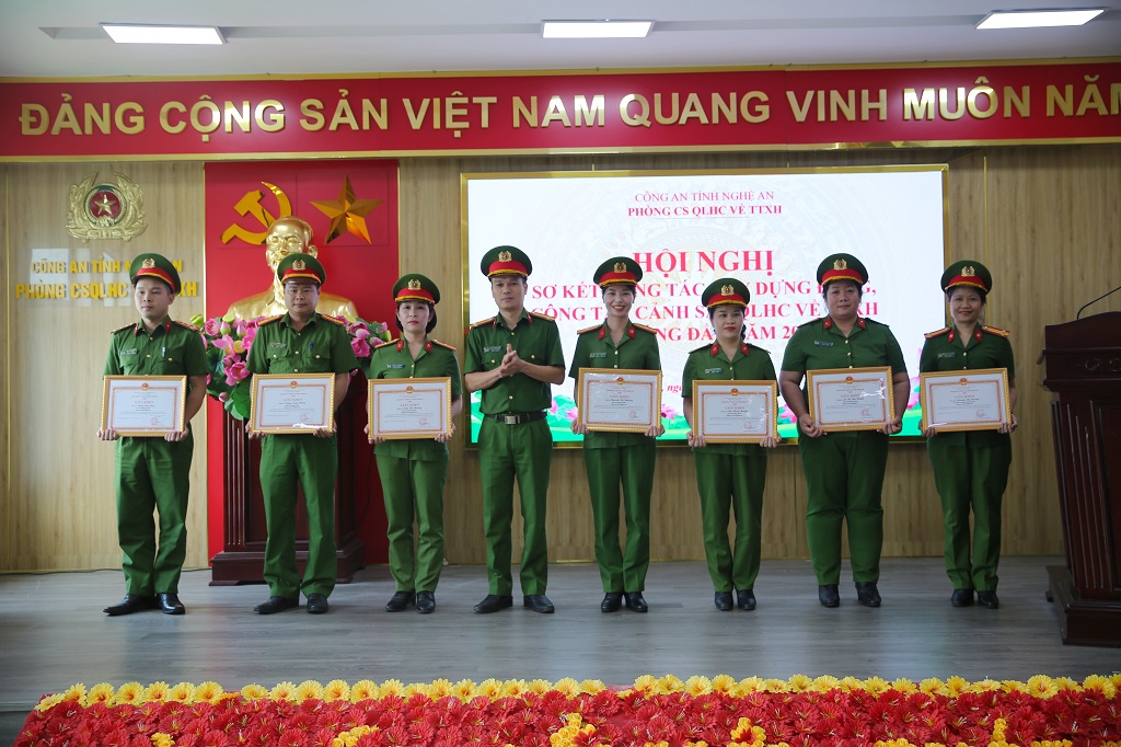 Lãnh đạo Phòng Cảnh sát Quản lý hành chính về trật tự xã hội trao thưởng cá nhân có thành tích xuất sắc
