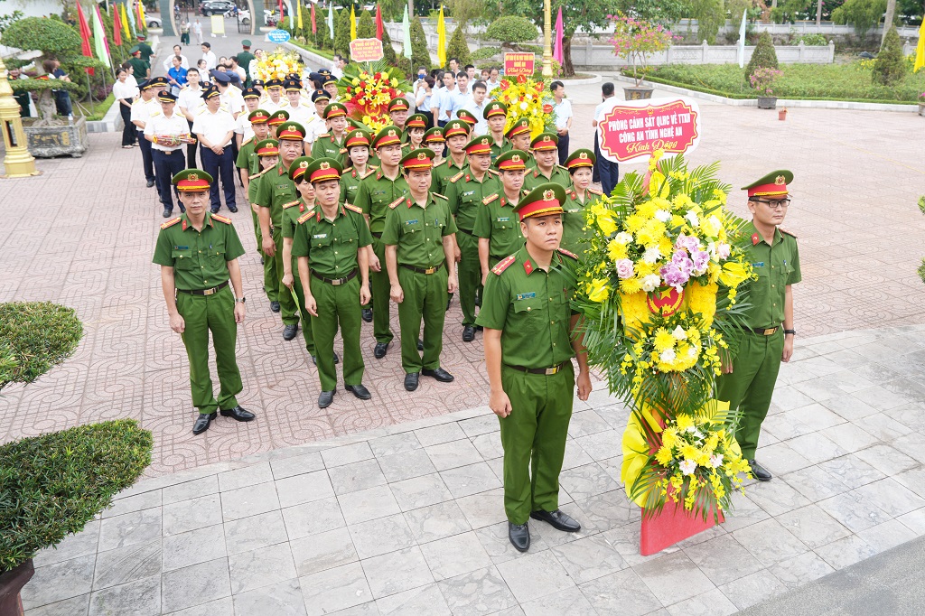 Đoàn công tác do Đồng chí Đại tá Nguyễn Văn Hùng, Bí thư Đảng ủy, Trưởng phòng Cảnh sát quản lý hành chính về trật tự xã hội dâng hương tại Nghĩa trang Liệt sĩ thành phố Vinh