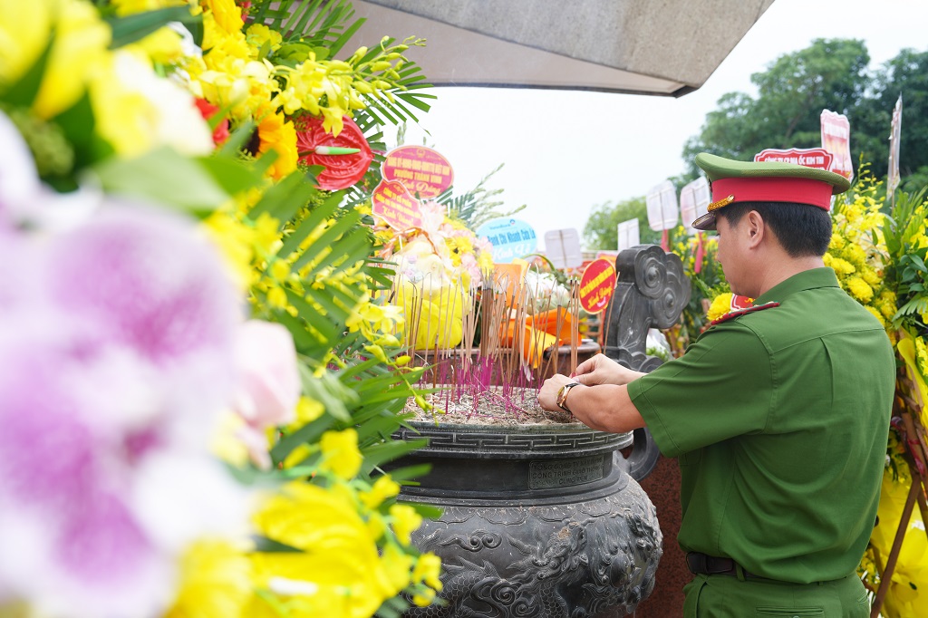 Đoàn công tác do Đồng chí Đại tá Nguyễn Văn Hùng, Bí thư Đảng ủy, Trưởng phòng Cảnh sát quản lý hành chính về trật tự xã hội dâng hương, dâng hoa tại Nghĩa trang Liệt sĩ thành phố Vinh