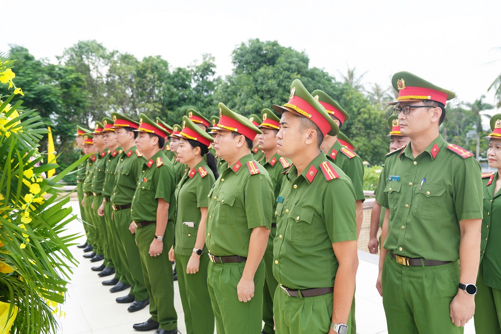 Cán bộ, chiến sĩ Phòng Cảnh sát quản lí hành chính về trật tự xã hội dâng hương trước Đài tưởng niệm
