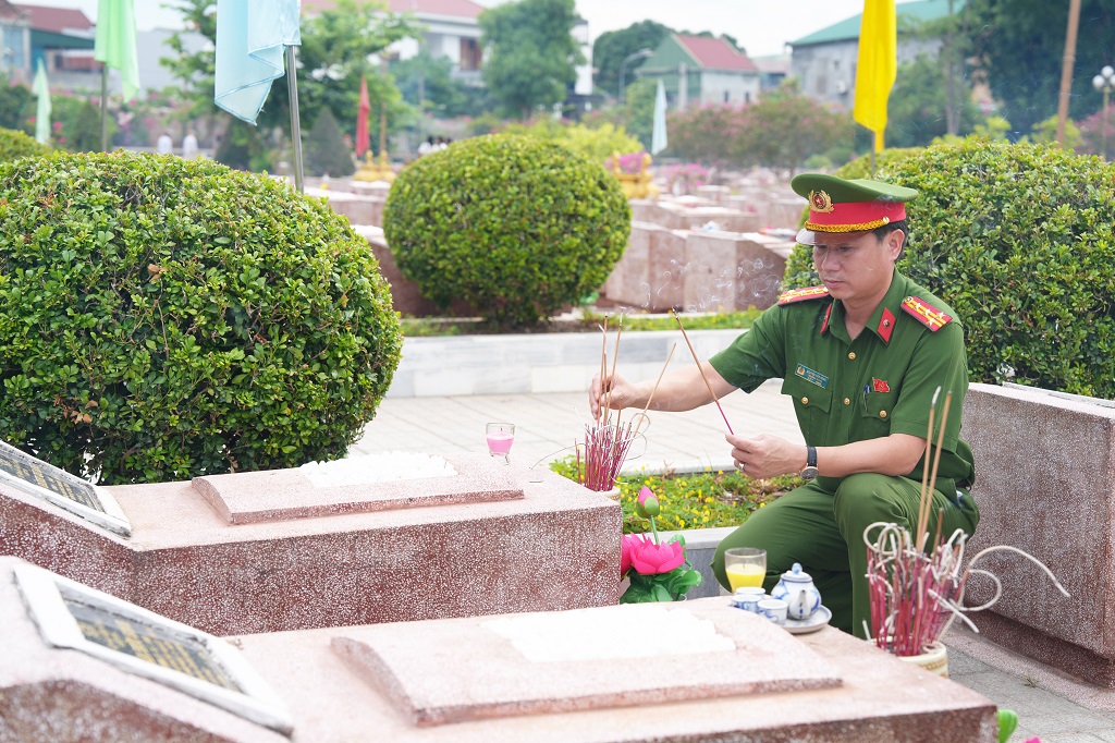 Đồng chí Đại tá Nguyễn Văn Hùng, Bí thư Đảng ủy, Trưởng phòng Cảnh sát quản lý hành chính về trật tự xã hội dâng hương trước các phần mộ
