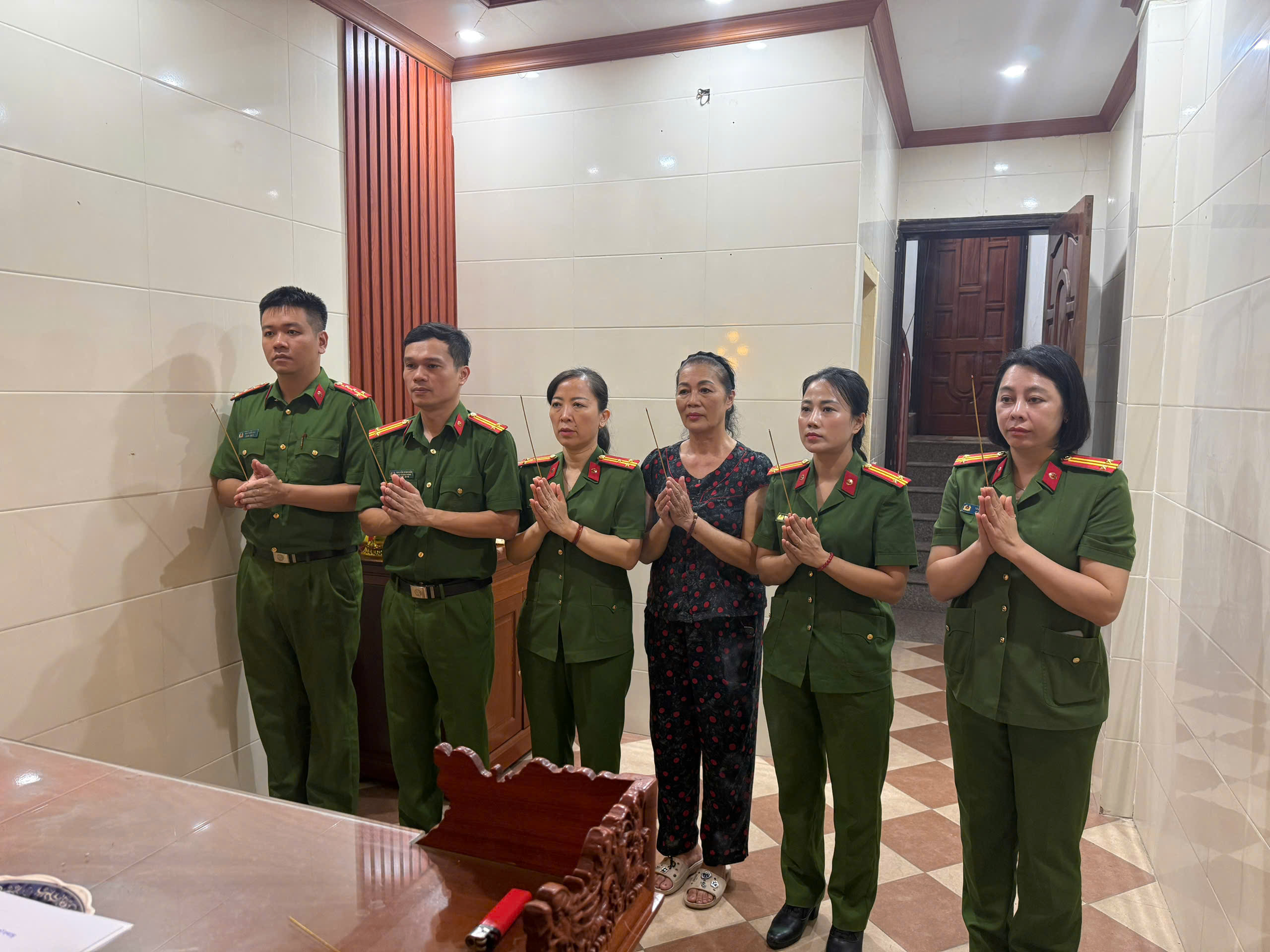 Đoàn công tác dâng hương trước bàn thờ Liệt sĩ Đại uý Trần Đức Huệ