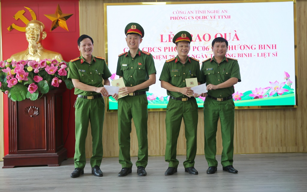 Đồng chí Đại tá Nguyễn Văn Hùng, Bí thư Đảng ủy, Trưởng phòng Cảnh sát quản lý hành chính về trật tự xã hội cùng Chỉ huy Đội trao quà đến hai thương binh đang công tác tại đơn vị