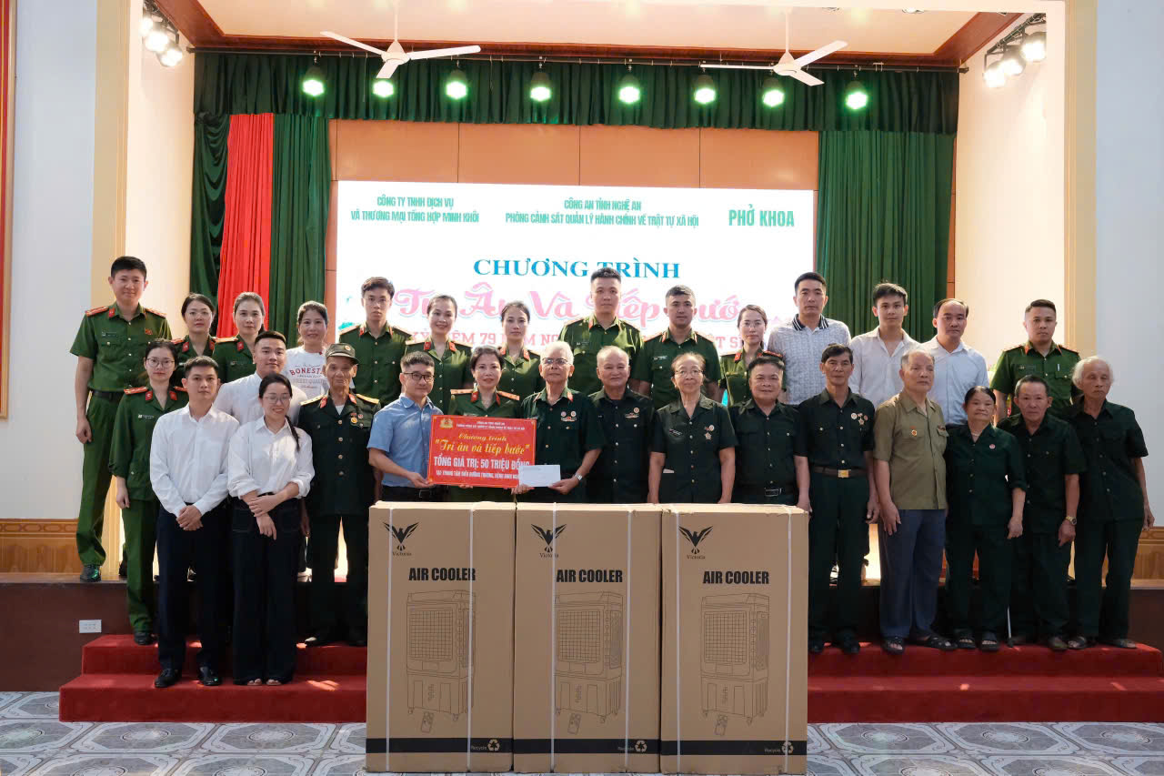 Đồng chí Thượng tá Nguyễn Thị Thanh Hoa - Phó Trưởng Phòng Cảnh sát Quản lí hành chính về trật tự xã hội tặng quà tại Trung tâm Điều dưỡng Thương binh Nghệ An