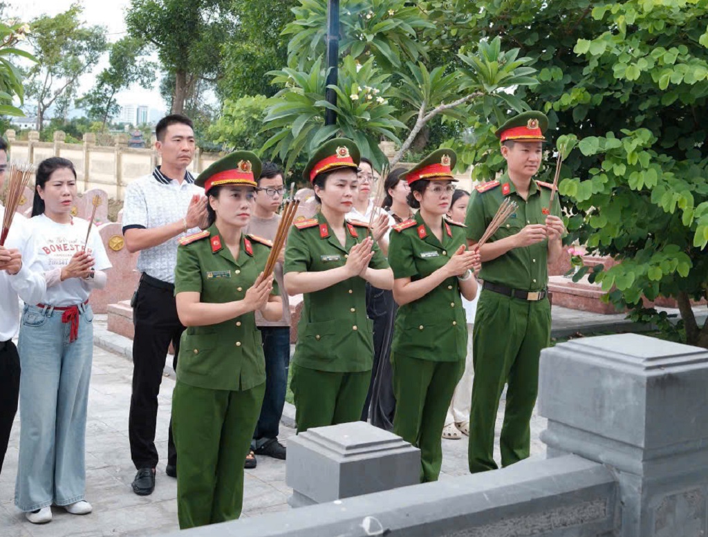 Đoàn công tác dâng hương tại Nhà tưởng niệm