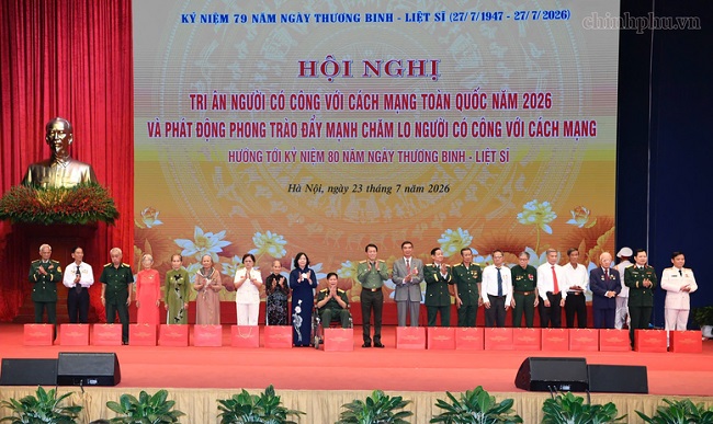 Chủ tịch Ủy ban Trung ương Mặt trận Tổ quốc Việt Nam Bùi Thị Minh Hoài; Bộ trưởng Bộ Công an, Đại tướng Lương Tam Quang tặng quà người có công và thân nhân liệt sĩ