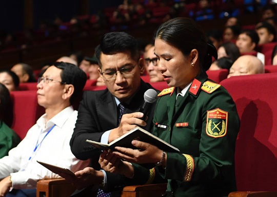 Thượng tá Đặng Thị Bích Trang, vợ của liệt sĩ phi công Trần Thanh Nghị đọc lại những dòng nhật ký của chồng 
