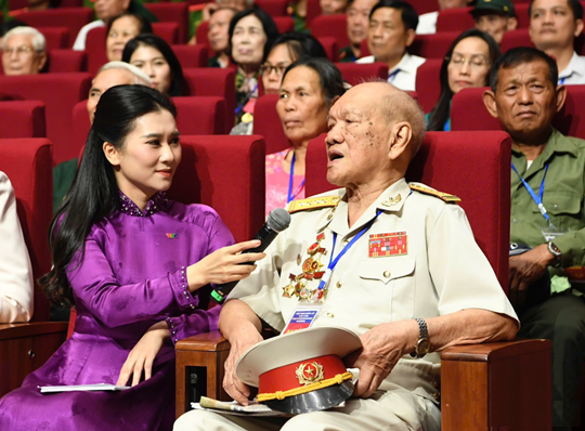 Đại tá Nguyễn Hữu Tài, cán bộ tiền khởi nghĩa, nguyên Phó Cục trưởng Cục Quân huấn (Bộ Tổng tham mưu Quân đội nhân dân Việt Nam) chia sẻ tại Hội nghị 