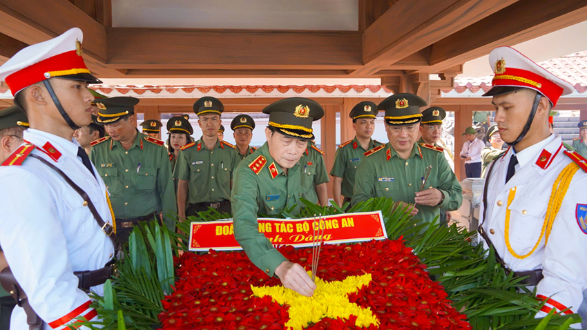 Thứ trưởng Lê Quốc Hùng cùng Đoàn công tác dâng hương, dâng hoa tại địa chỉ đỏ trên địa bàn tỉnh Quảng Trị