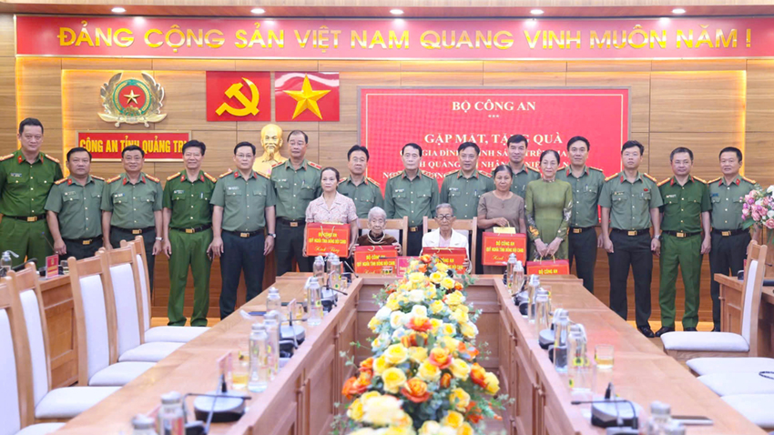 Thứ trưởng Lê Quốc Hùng cùng Đoàn công tác trao quà tri ân tặng Mẹ Việt Nam Anh hùng và gia đình chính sách