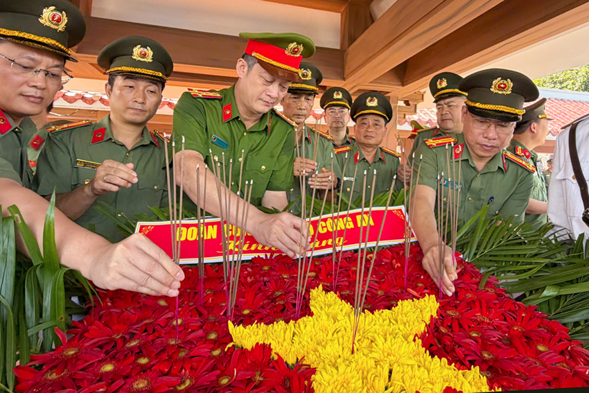 Đồng chí Đại tá Nguyễn Đức Cường, Ủy viên Ban Thường vụ Đảng ủy, Phó Giám đốc Công an tỉnh cùng Đoàn công tác dâng hương, dâng hoa tại các địa chỉ đỏ