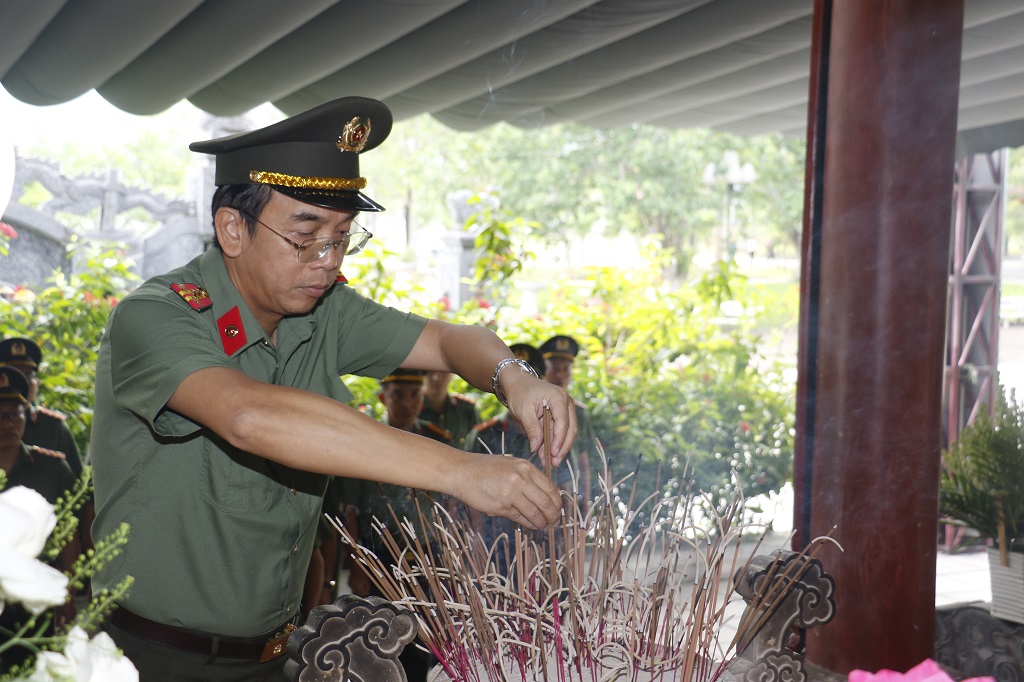 Đồng chí Đại tá Tạ Đình Tuấn - Trưởng Phòng Hậu cần thắp hương tri ân anh hùng liệt sĩ tại Khu di tích lịch sử Truông Bồn