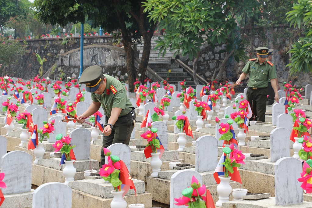 Tập thể cán bộ Phòng Hậu cần dâng hương, bày tỏ lòng biết ơn đối với anh hùng liệt sĩ hy sinh vì nhiệm vụ quốc tế cao cả   