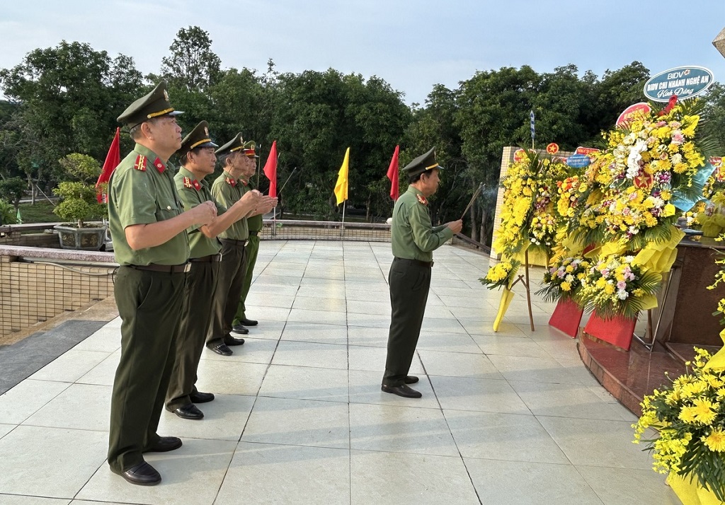 Đoàn lãnh đạo Hội Cựu Công an nhân dâng hoa, dâng hương tri ân các Anh hùng liệt sĩ tại nghĩa trang TP Vinh (cũ)