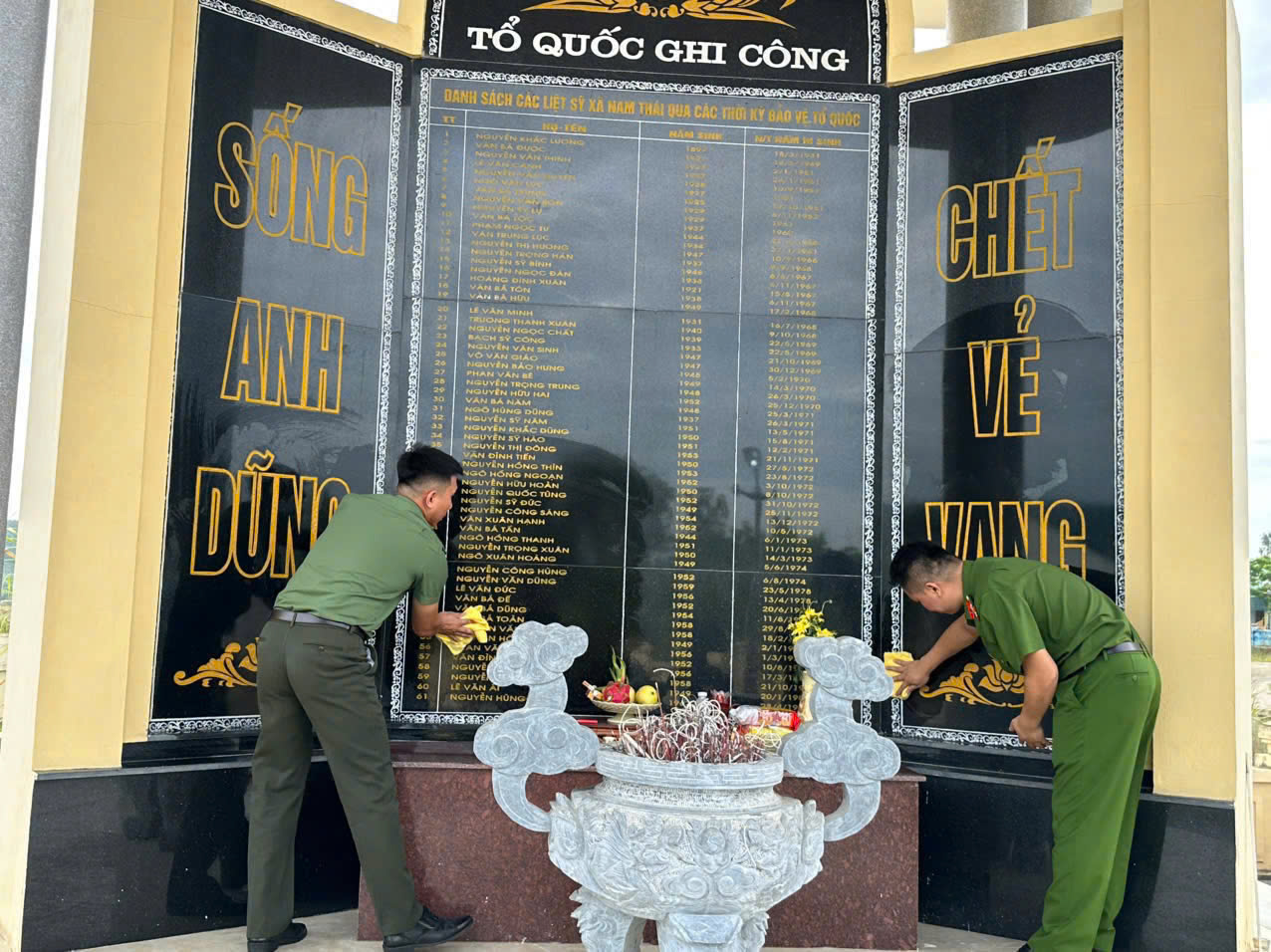 Công an xã Nam Đàn dọn vệ sinh, chỉnh trang khuôn viên Đài tưởng niệm các Anh hùng Liệt sĩ