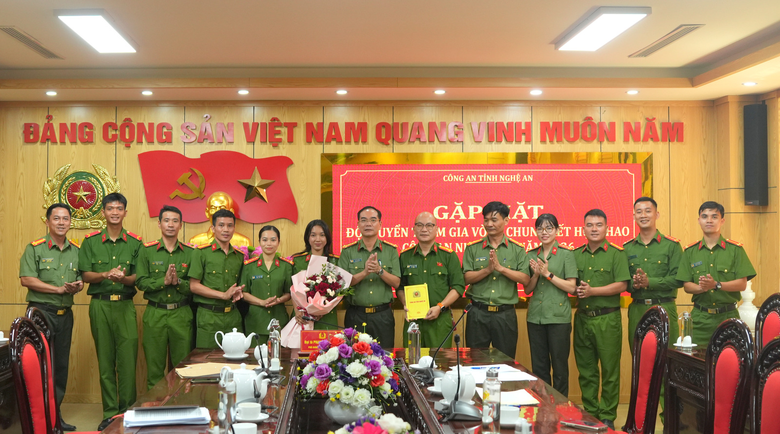 3. Trao quà động viên Ban Huấn luyện và các vận động viên trước khi tham gia Vòng Chung kết Hội thao