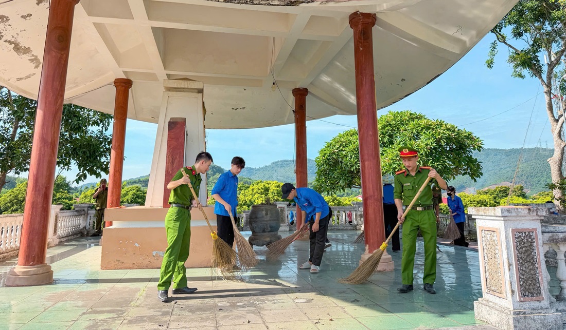 Công an xã Nghĩa Thọ tổng dọn vệ sinh, chỉnh trang khuôn viên Nghĩa trang liệt sĩ 