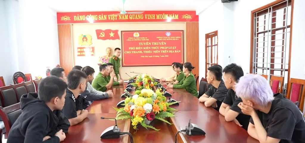 Công an phường Vinh Phú kiểm danh, kiểm diện thanh, thiếu niên và tuyên truyền pháp luật về trật tự an toàn xã hội