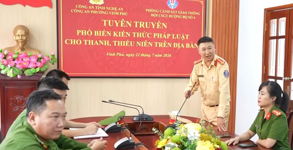 Cán bộ Đội CSGT đường bộ số 4, Phòng CSGT Công an tỉnh tuyên truyền kiến thức pháp luật về an toàn giao thông
