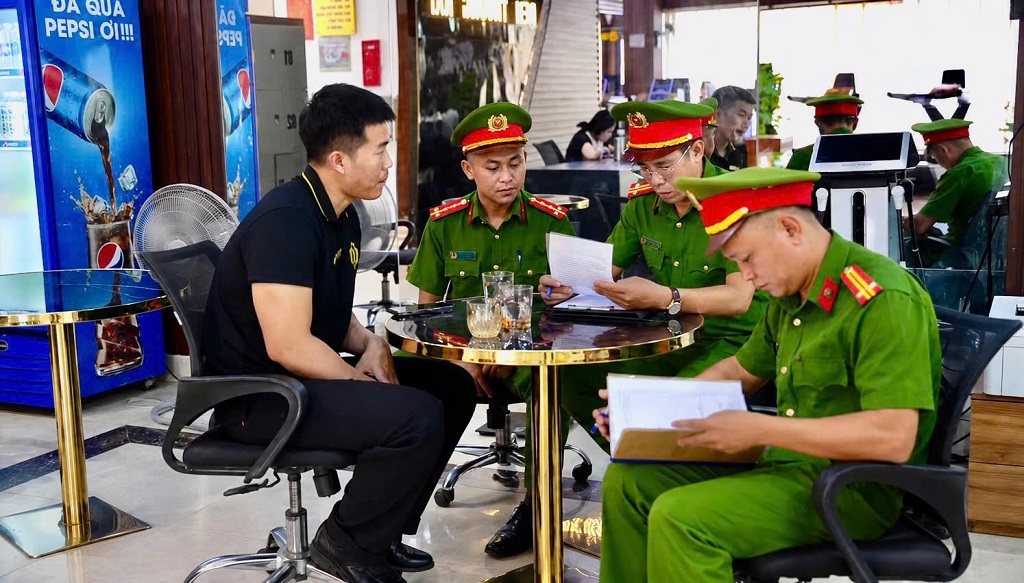 Công an phường Vinh Phú tổ chức ký cam kết tổ chức, hộ kinh doanh trên tuyến đường Phạm Đình Toái