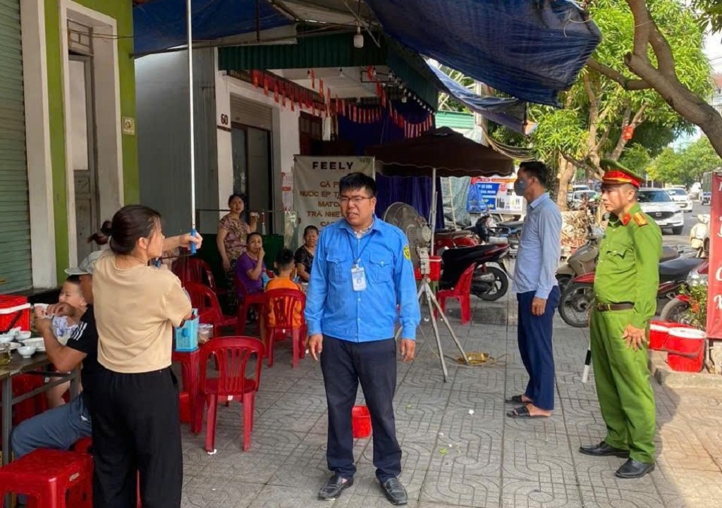 Công an phường Vinh Phú phối hợp phối hợp với Phòng Kinh tế, Hạ tầng và Đô thị phường vận động người dân tự giác tháo dỡ mái che, công trình lấn chiếm hành lang, vỉa hè