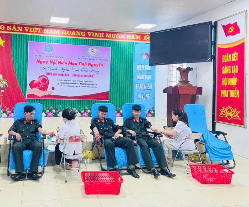 03 chiến sĩ nghĩa vụ Phòng Cảnh sát cơ động Công an Nghệ An kịp thời hiến máu, góp phần giúp bệnh nhân Trịnh Xuân Thành có đủ lượng máu phục vụ cấp cứu, vượt qua cơn nguy kịch