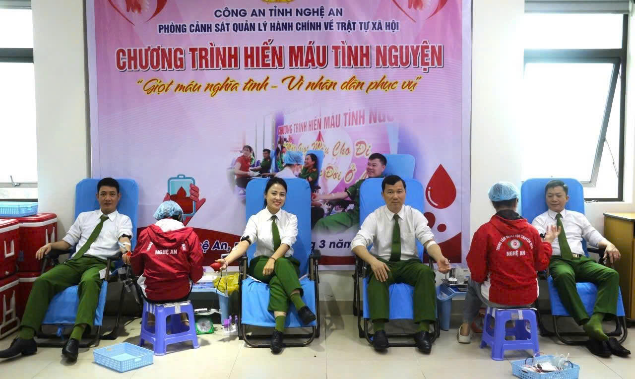 Trung tá Phan Thùy Dung (thứ 2 từ trái qua) tham gia hiến máu do đơn vị phát động