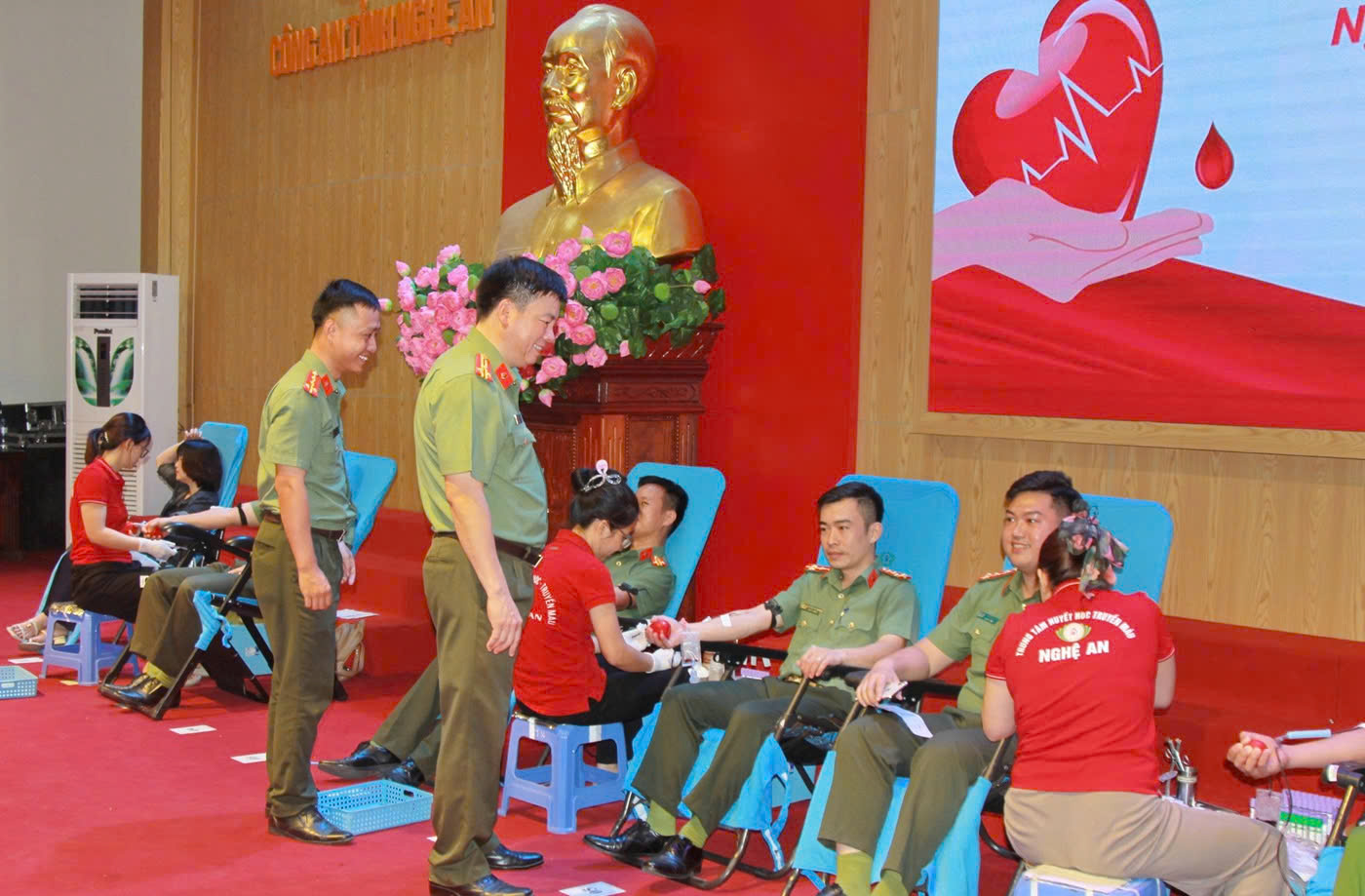 Ban Thanh niên Công an tỉnh chủ trì, phối hợp Trung tâm huyết học và truyền máu tỉnh tổ chức chương trình hiến máu tình nguyện