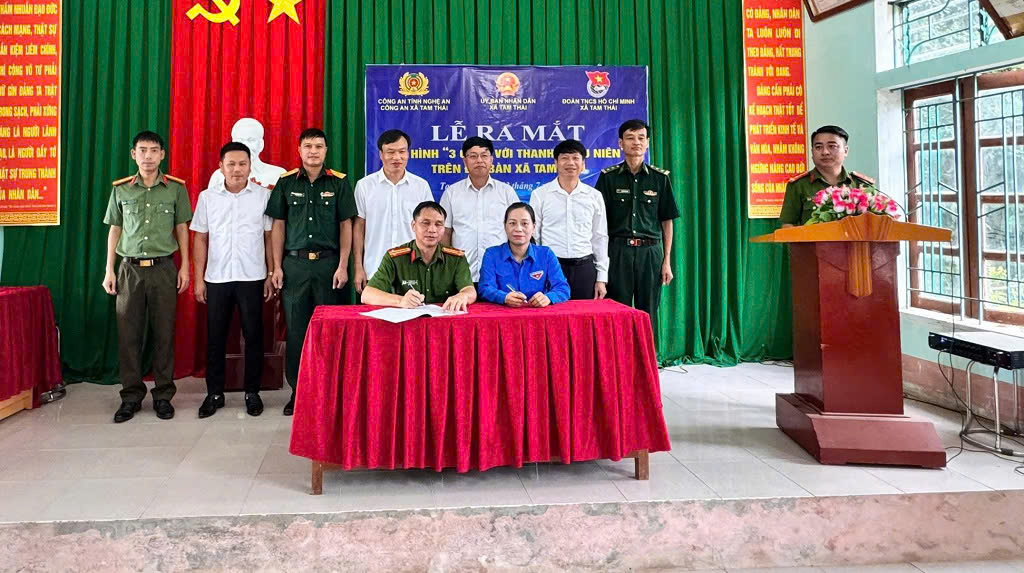 Ký cam kết thực hiện giữa các thành viên tham gia mô hình “03 cùng với thanh thiếu niên” tại xã Tam Thái