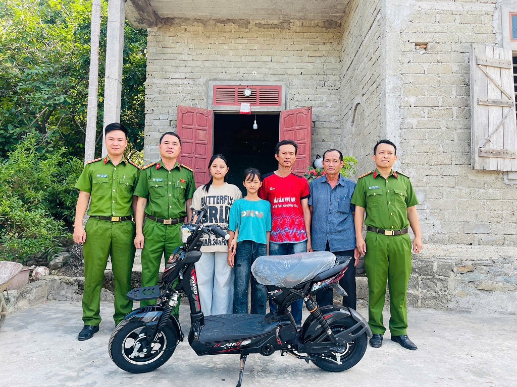 Công an xã Vạn An trao xe đạp điện 