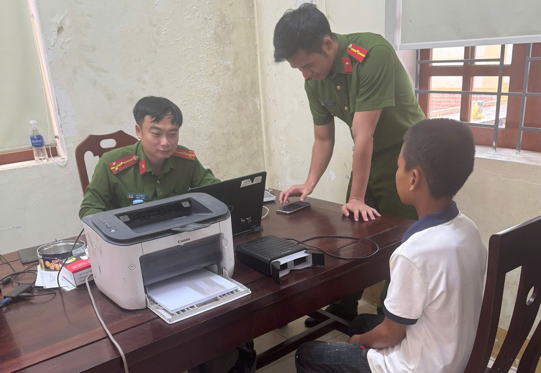 Công an xã bố trí, đưa đón người dân đi làm căn cước