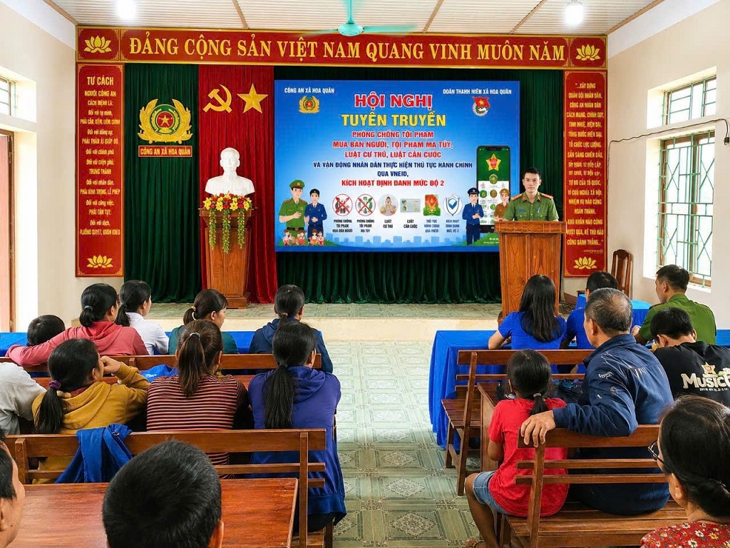 Công an xã Hoa Quân tuyên truyền pháp luật về cư trú, Luật căn cước và phòng, chống tội phạm ma túy, mua bán người