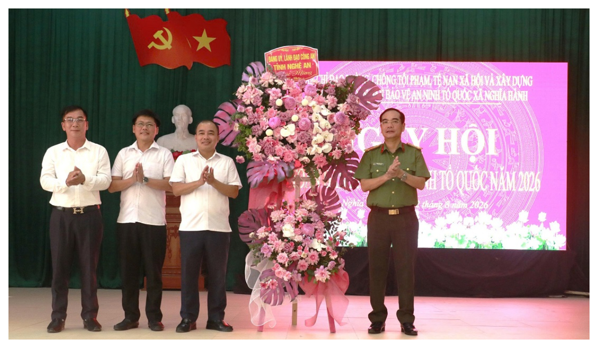 Đại tá Phạm Hữu Trường, Phó Giám đốc Công an tỉnh chung vui Ngày hội toàn dân bảo vệ an ninh Tổ quốc tại xã Nghĩa Hành