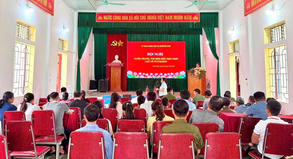 Công an xã Mường Ham tuyên truyền pháp luật cho người dân