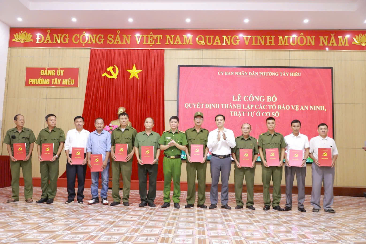 Phường Tây Hiếu công bố Quyết định thành lập các tổ bảo vệ ANTT ở cơ sở.