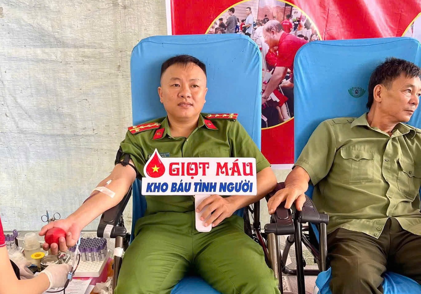 Công an xã Anh Sơn Đông tích cực tham gia hiến máu tình nguyện