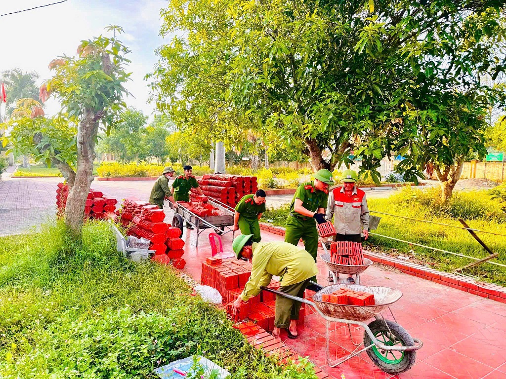 Công an xã ra quân dọn dẹp vệ sinh, chỉnh trang khuôn viên Đài tưởng niệm các Anh hùng liệt sĩ