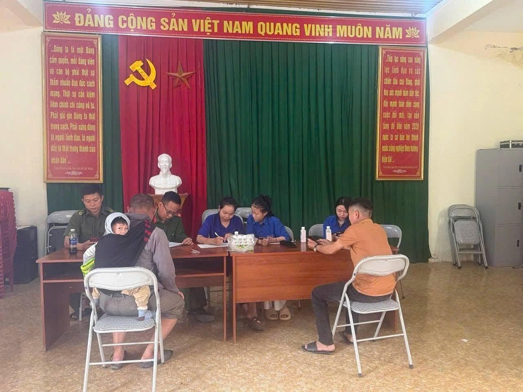 Công an xã Nậm Cắn tăng cường cấp tài khoản định danh điện tử tại cơ sở