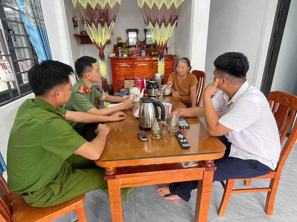 Công an xã Anh Sơn Đông tích cực tuyên truyền, rà soát tuyển sinh