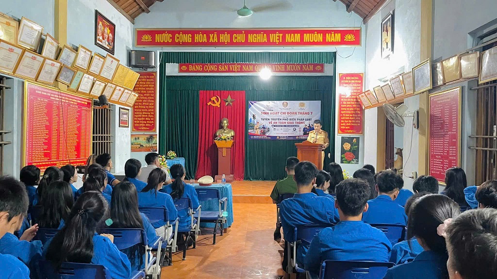 Công an xã Quỳnh Phú tuyên truyền, phổ biến pháp luật cho học sinh