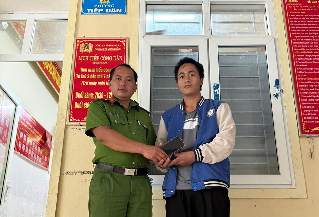 Công an xã Mường Lống trao trả tài sản thất lạc cho người dân
