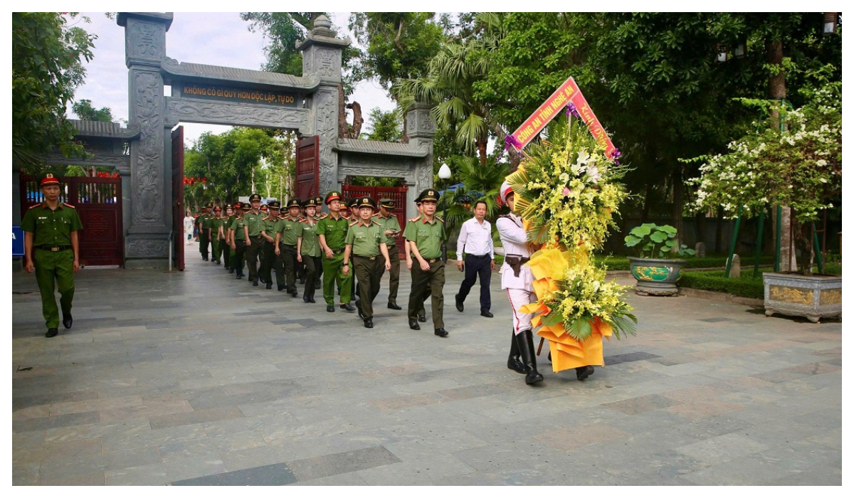 Dâng hoa, dâng hương tại Khu di tích Quốc gia đặc biệt Kim Liên, Đền Chung Sơn và Nhà tưởng niệm Bộ trưởng Trần Quốc Hoàn